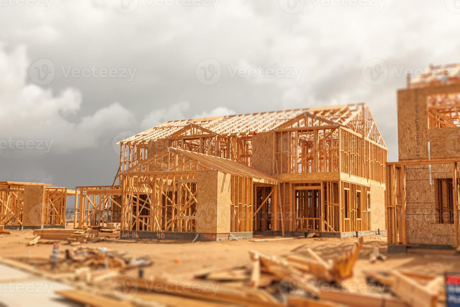 resumo de enquadramento de casa de madeira no canteiro de obras com nuvens tempestuosas atrás foto