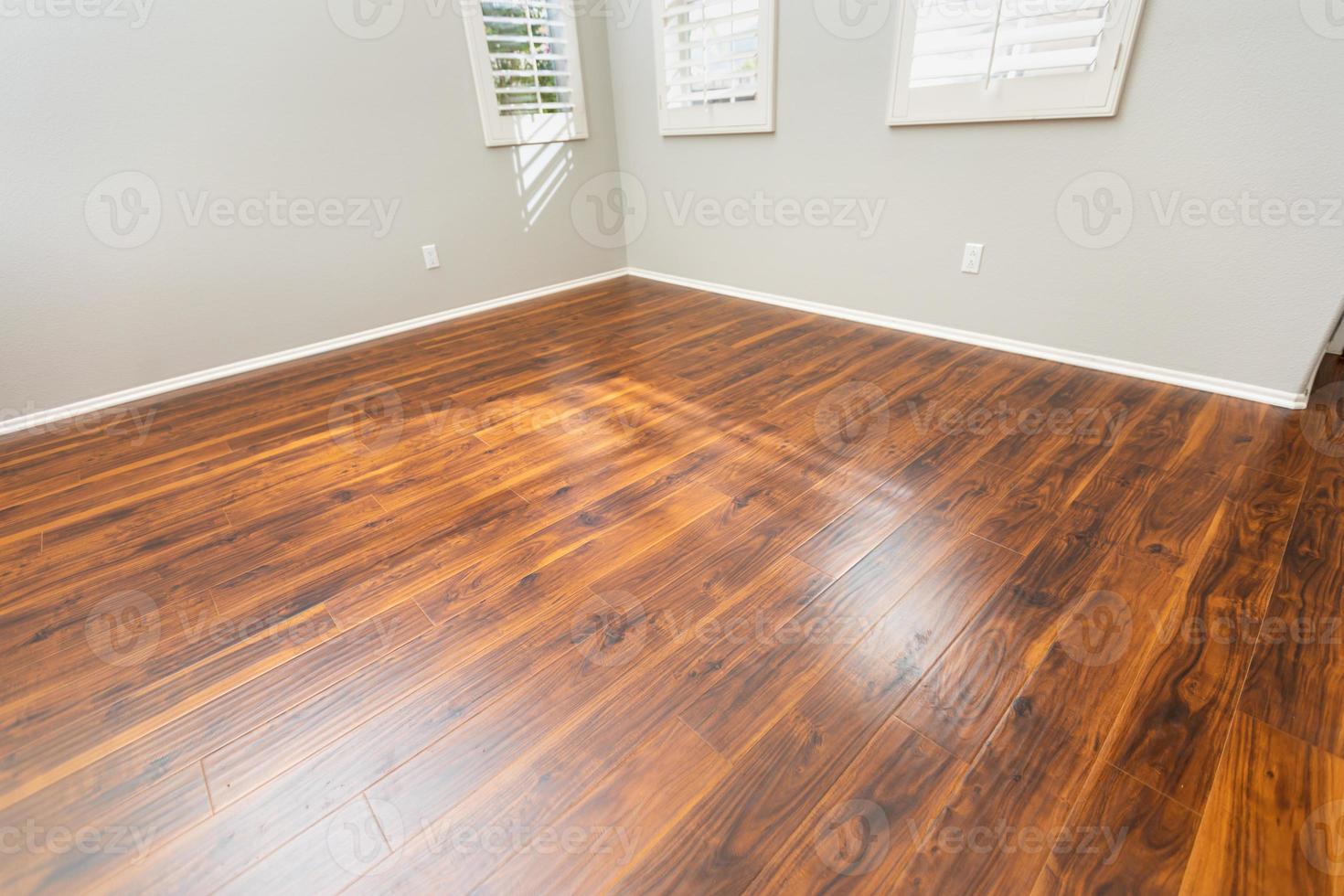 piso laminado marrom recém-instalado e rodapés em casa foto