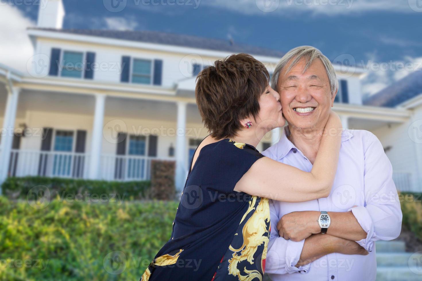 casal adulto sênior chinês feliz beijando na frente da alfândega. foto