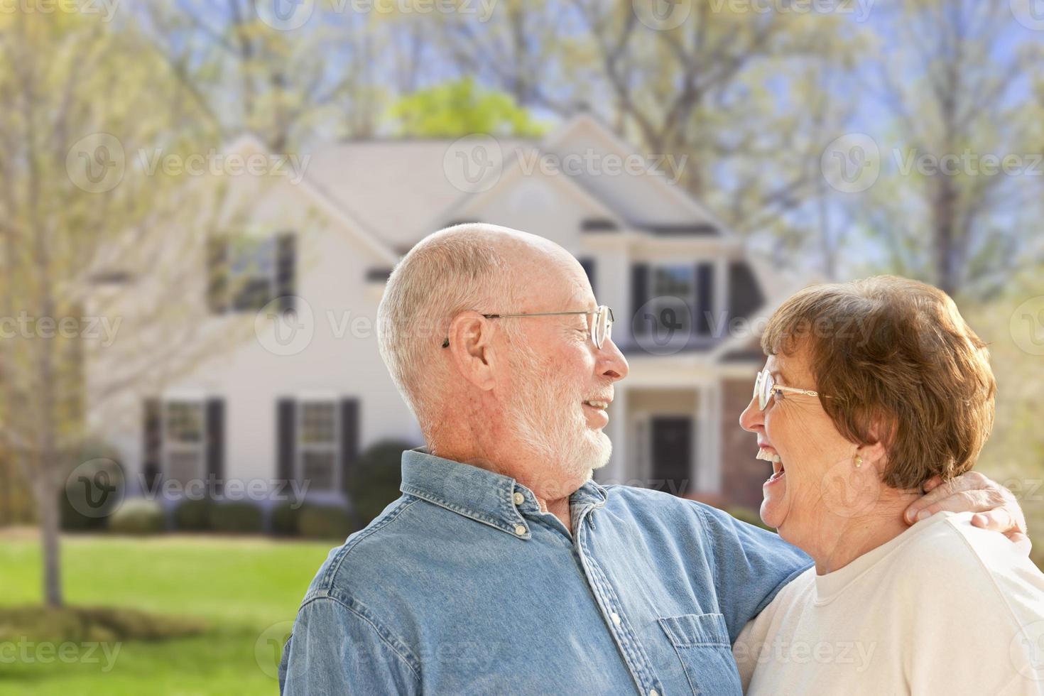 feliz casal sênior no jardim da frente da casa foto