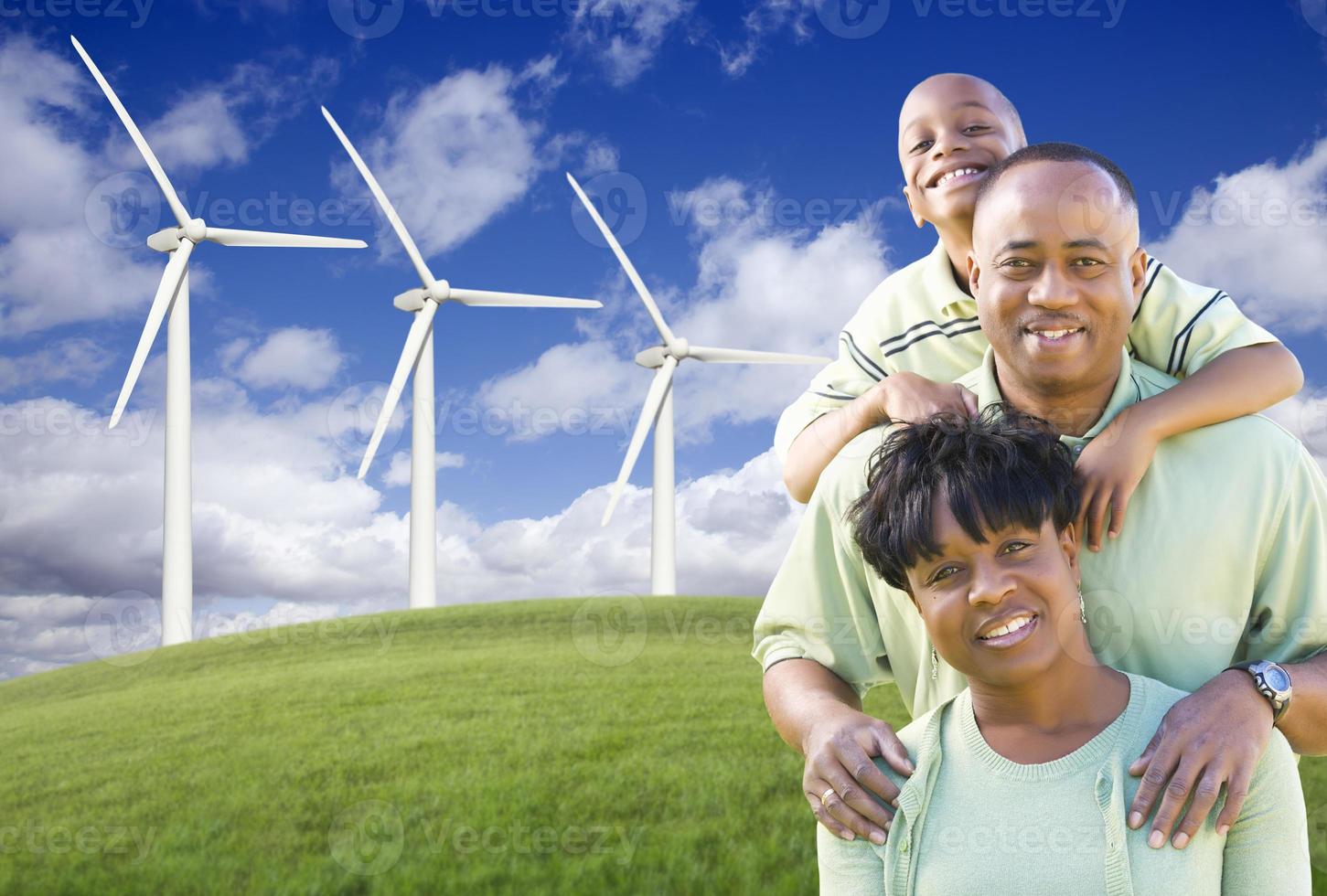 feliz família afro-americana e turbina eólica foto