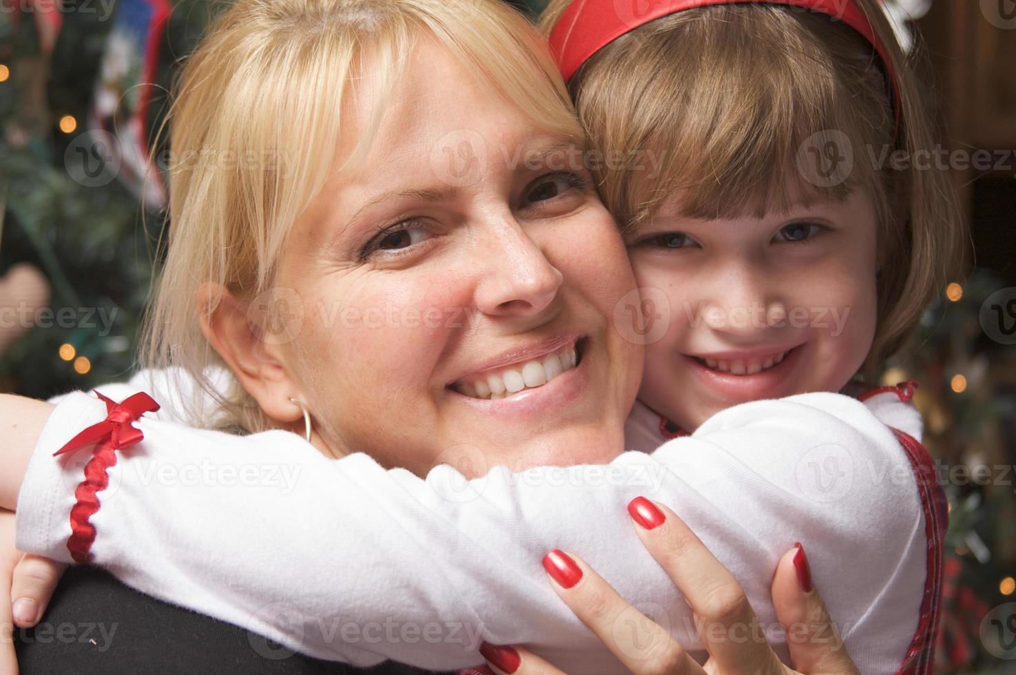 abraço mãe e filho foto