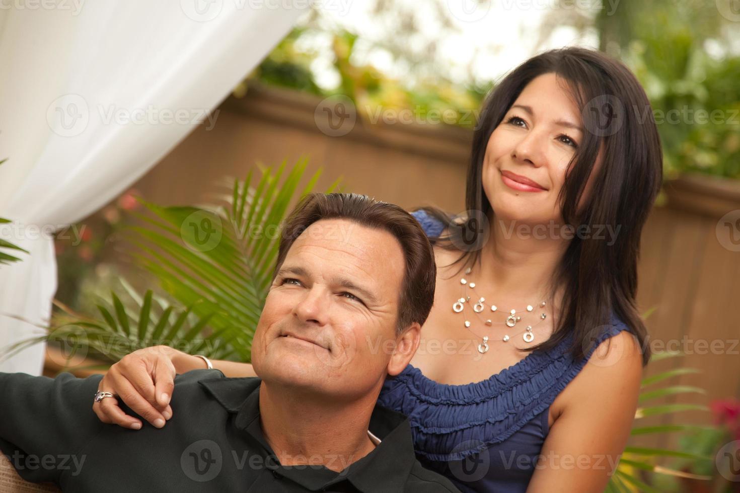 atraente casal hispânico e caucasiano foto