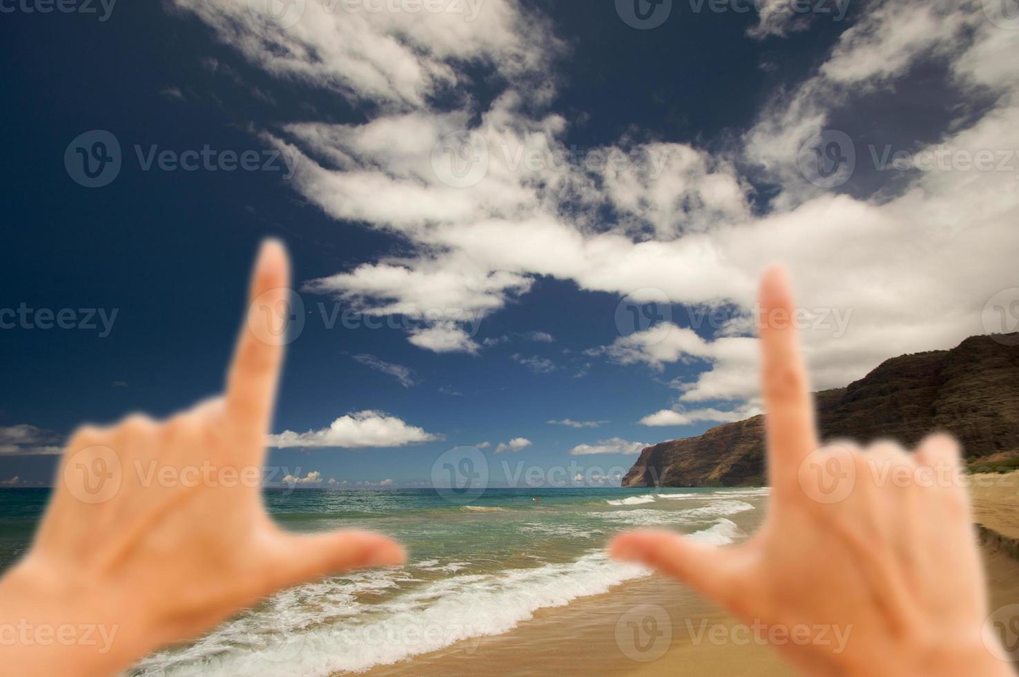 mãos emoldurando a praia de polihale, kauai foto