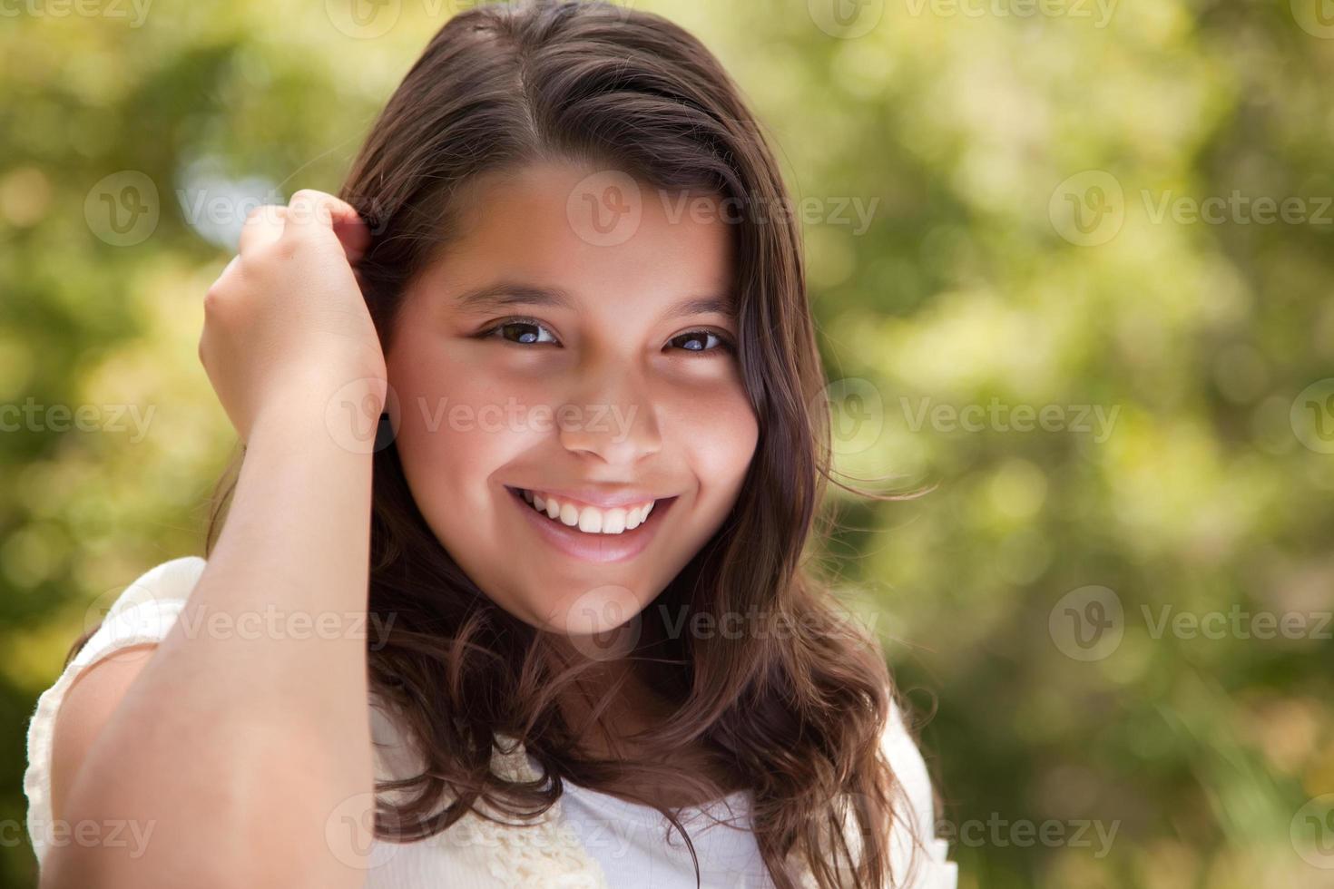 linda garota feliz no parque foto