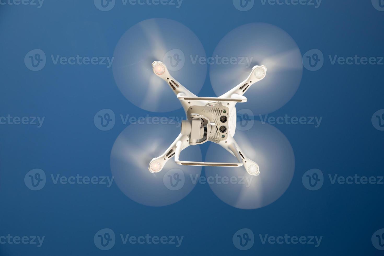 drone quadcopter de baixo contra um céu azul foto
