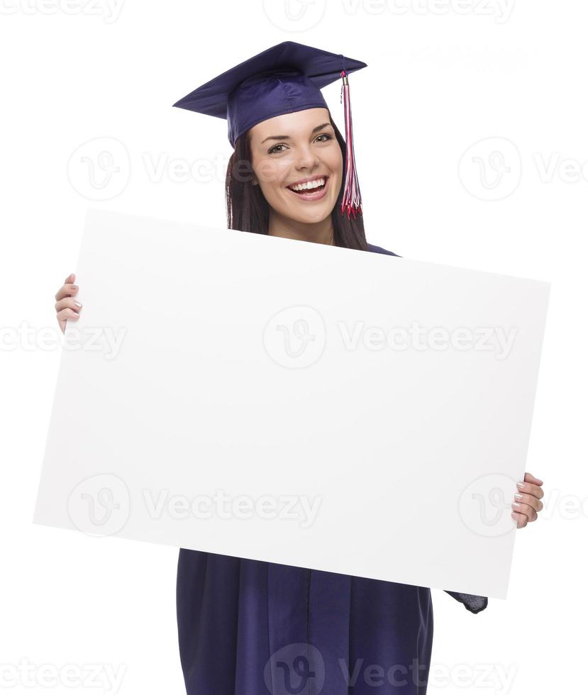 pós-graduação feminina em boné e vestido segurando placa em branco foto