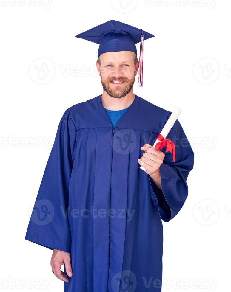 graduado masculino feliz em boné e vestido com diploma isolado no branco foto