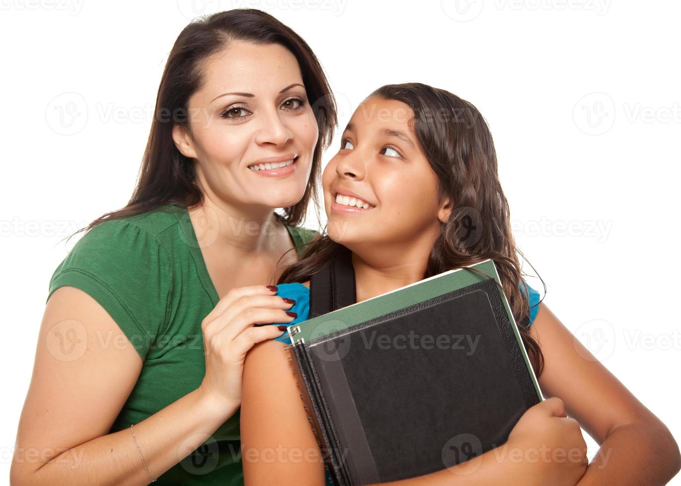 orgulhosa mãe hispânica e filha pronta para a escola foto