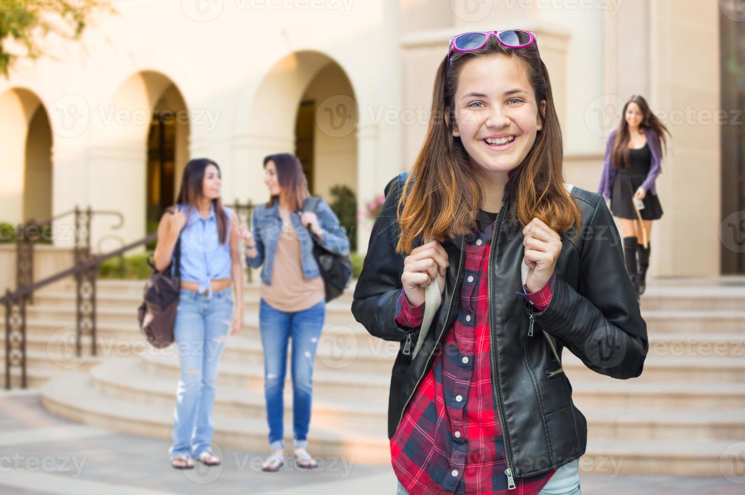 aluna jovem de raça mista andando no campus foto