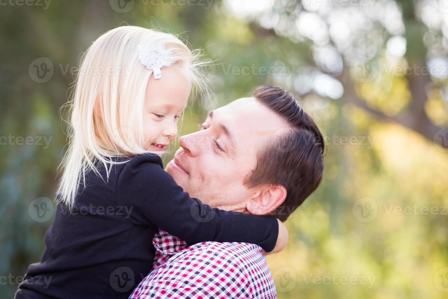 jovem caucasiano pai e filha se divertindo no parque foto