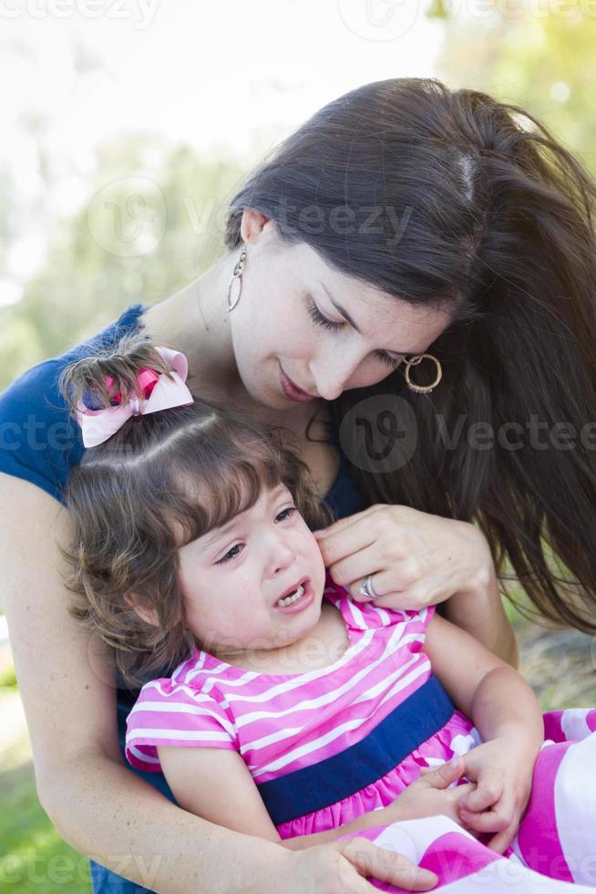 mãe amorosa consola filha bebê chorando foto