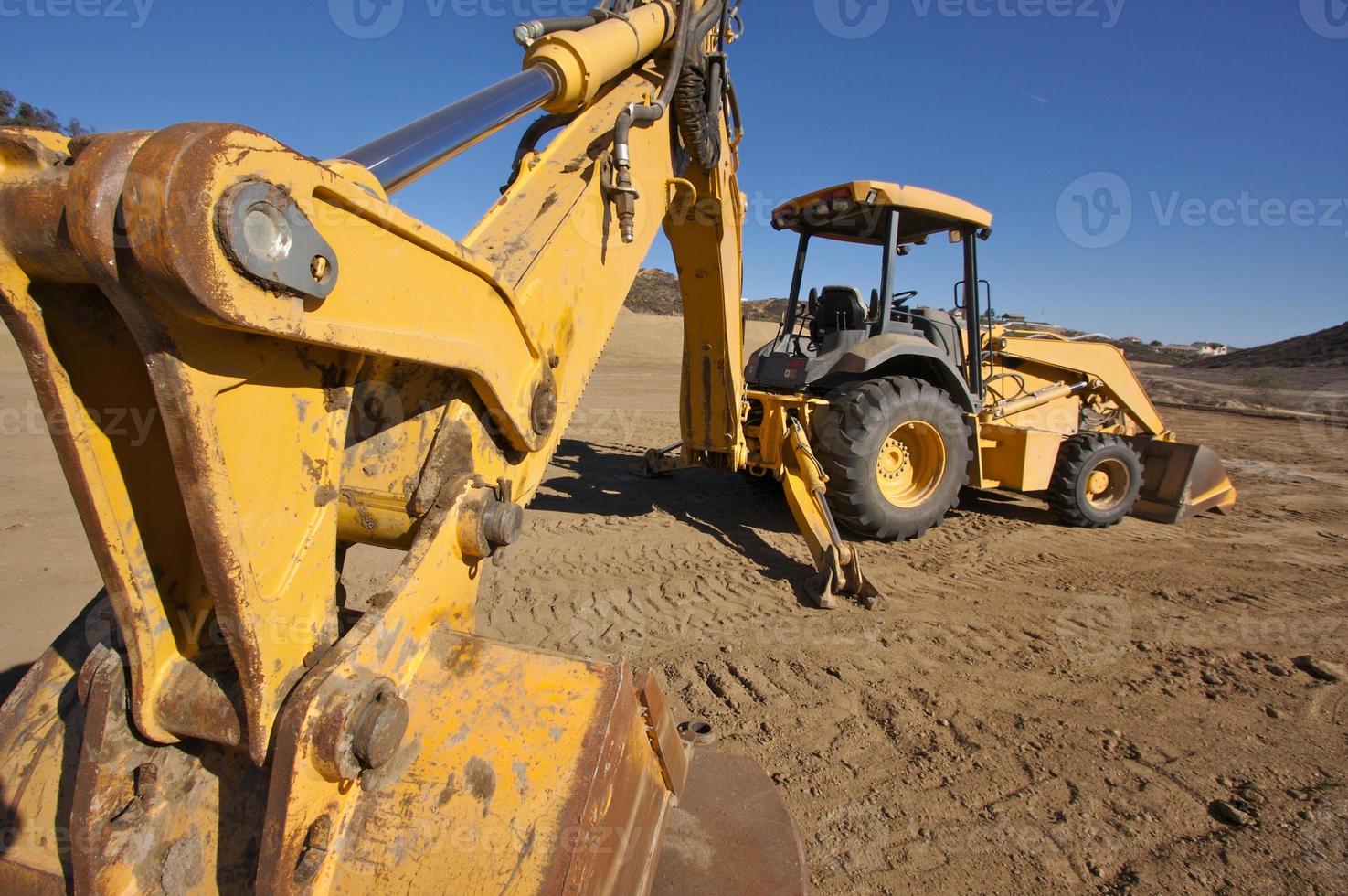 trator em um canteiro de obras foto