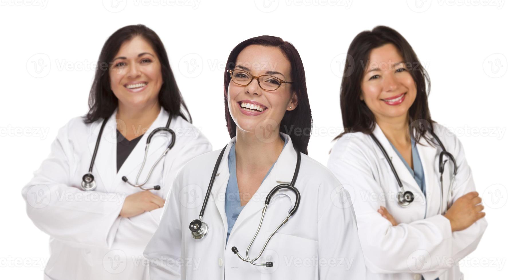 três médicas ou enfermeiras hispânicas e mestiças foto