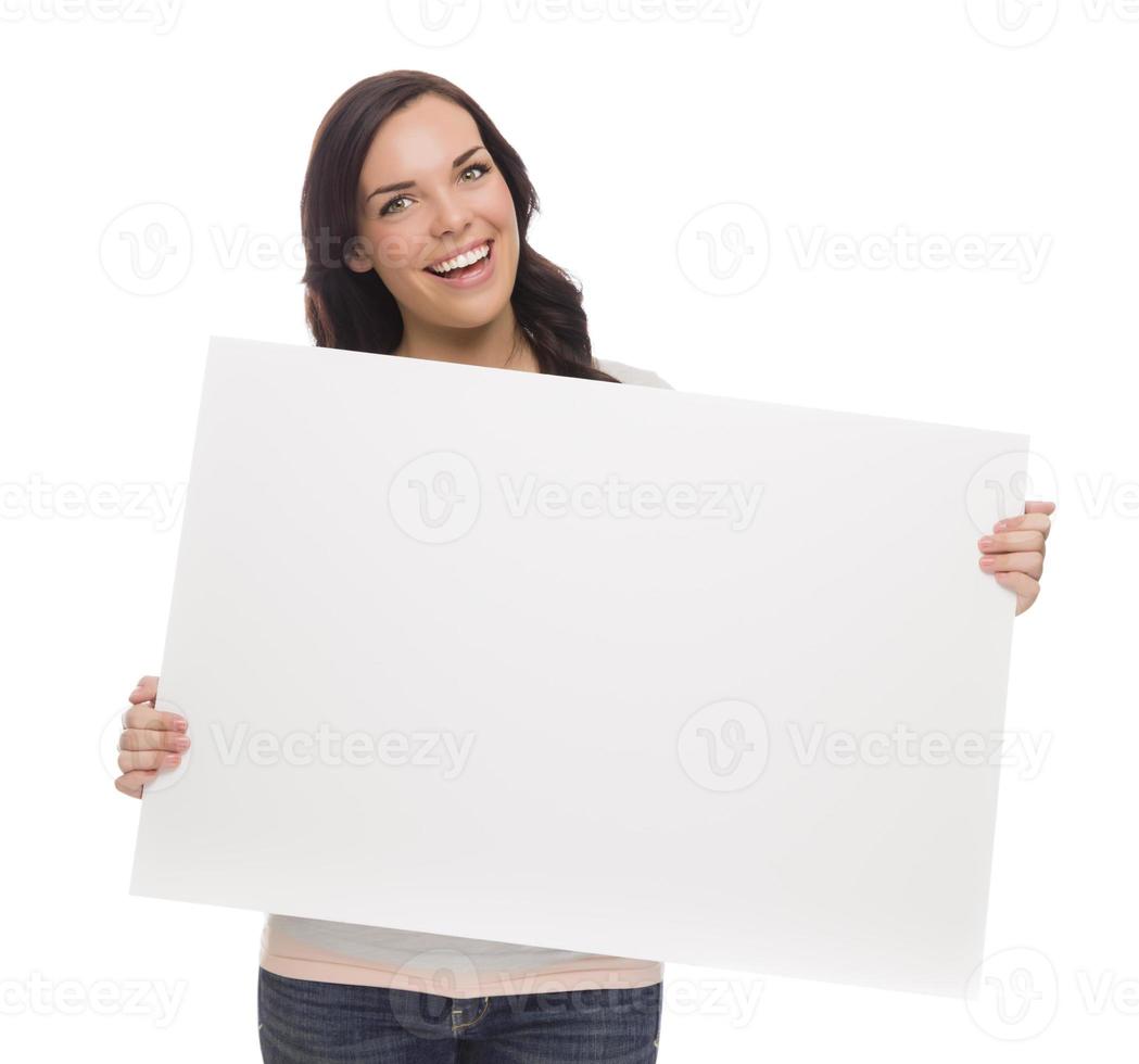 linda fêmea de raça mista segurando placa em branco no branco foto
