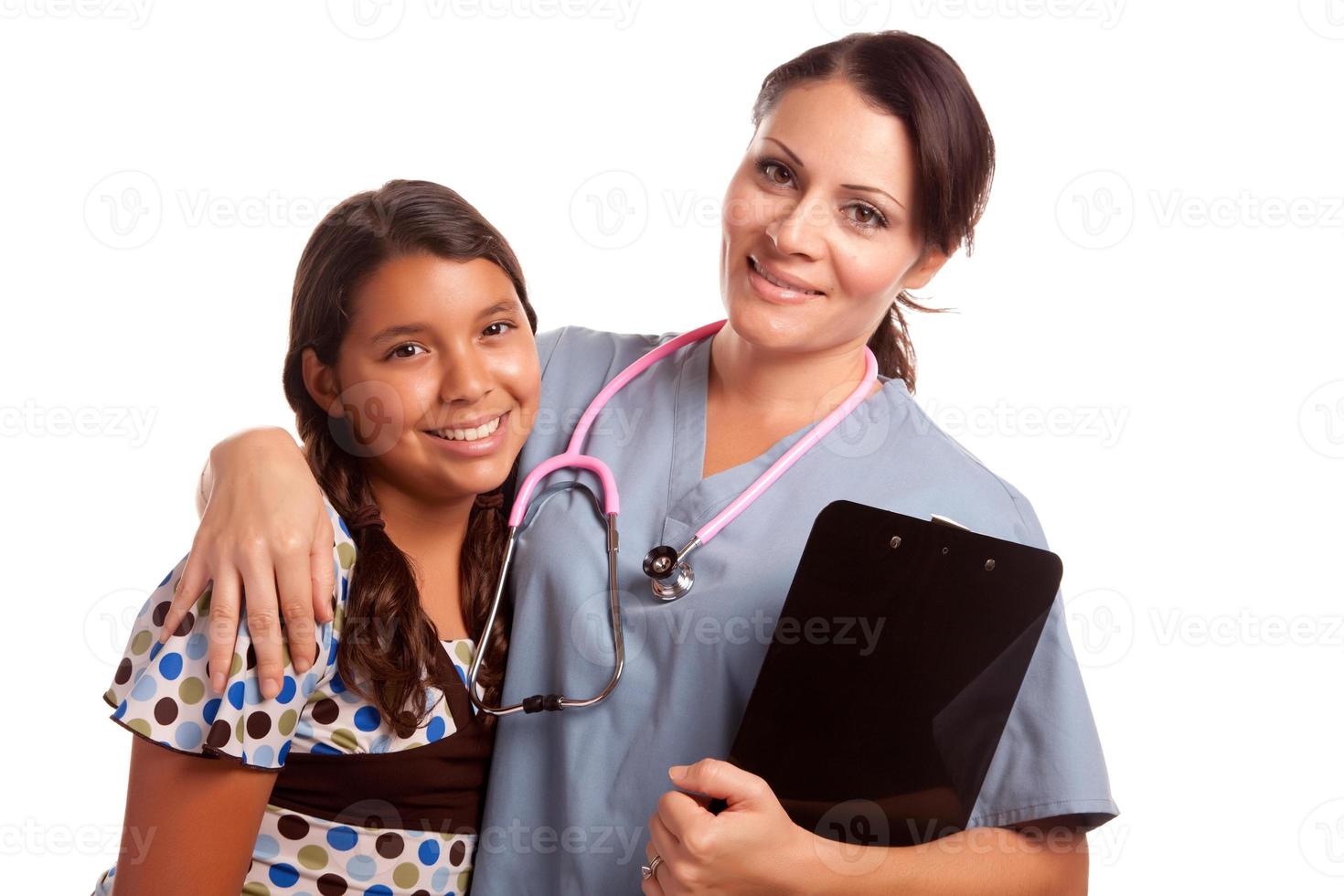 menina bonita hispânica e médica isolada foto