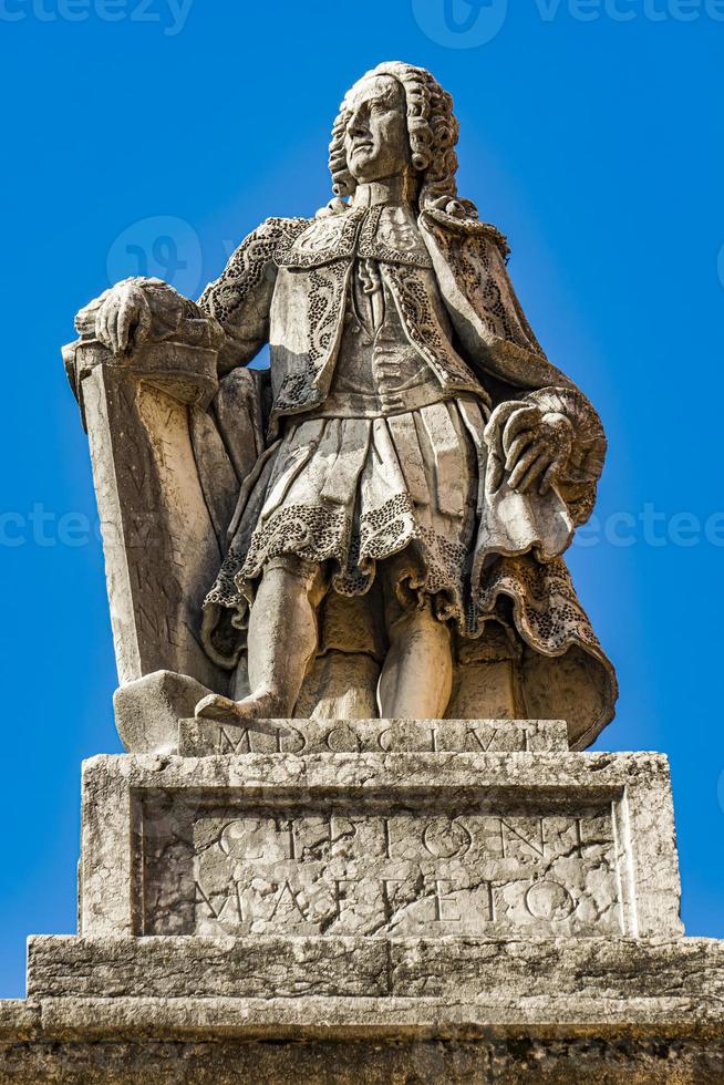 estátua de scipione francesco maffei em verona, itália foto