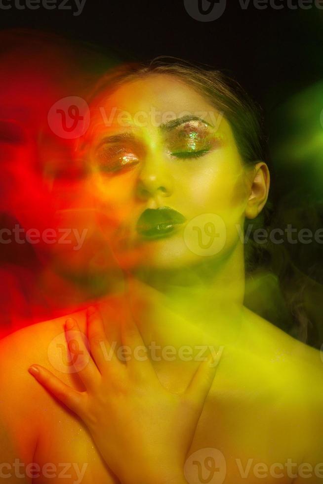 morena sexual adulta com efeitos de luz vermelha e verde foto