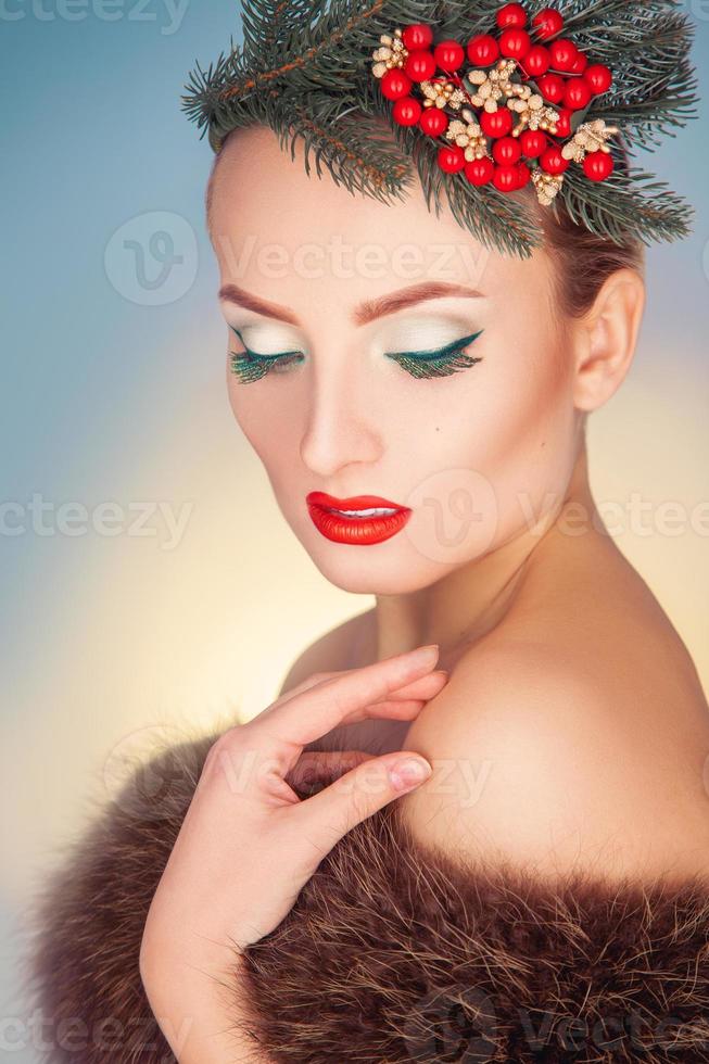 mulher da alta sociedade com coroa de flores na cabeça e pele saudável olhando para baixo foto