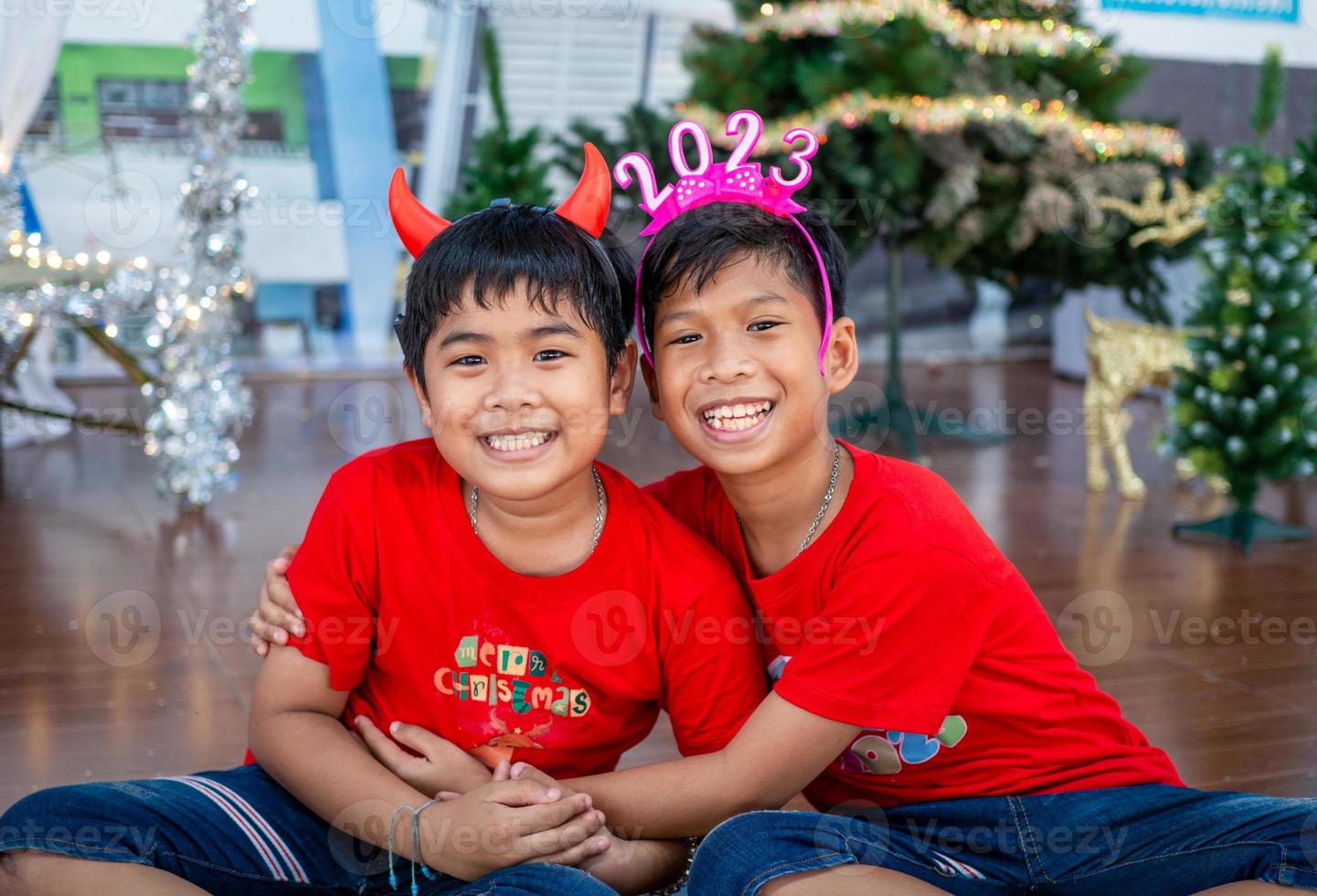 irmãos se abraçando no natal para mostrar amor dentro da família. festival de natal. foto