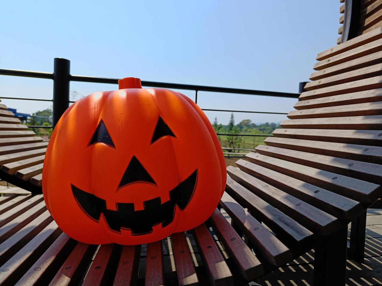 abóboras de laranja com cara de brava para o festival de halloween, decoração foto