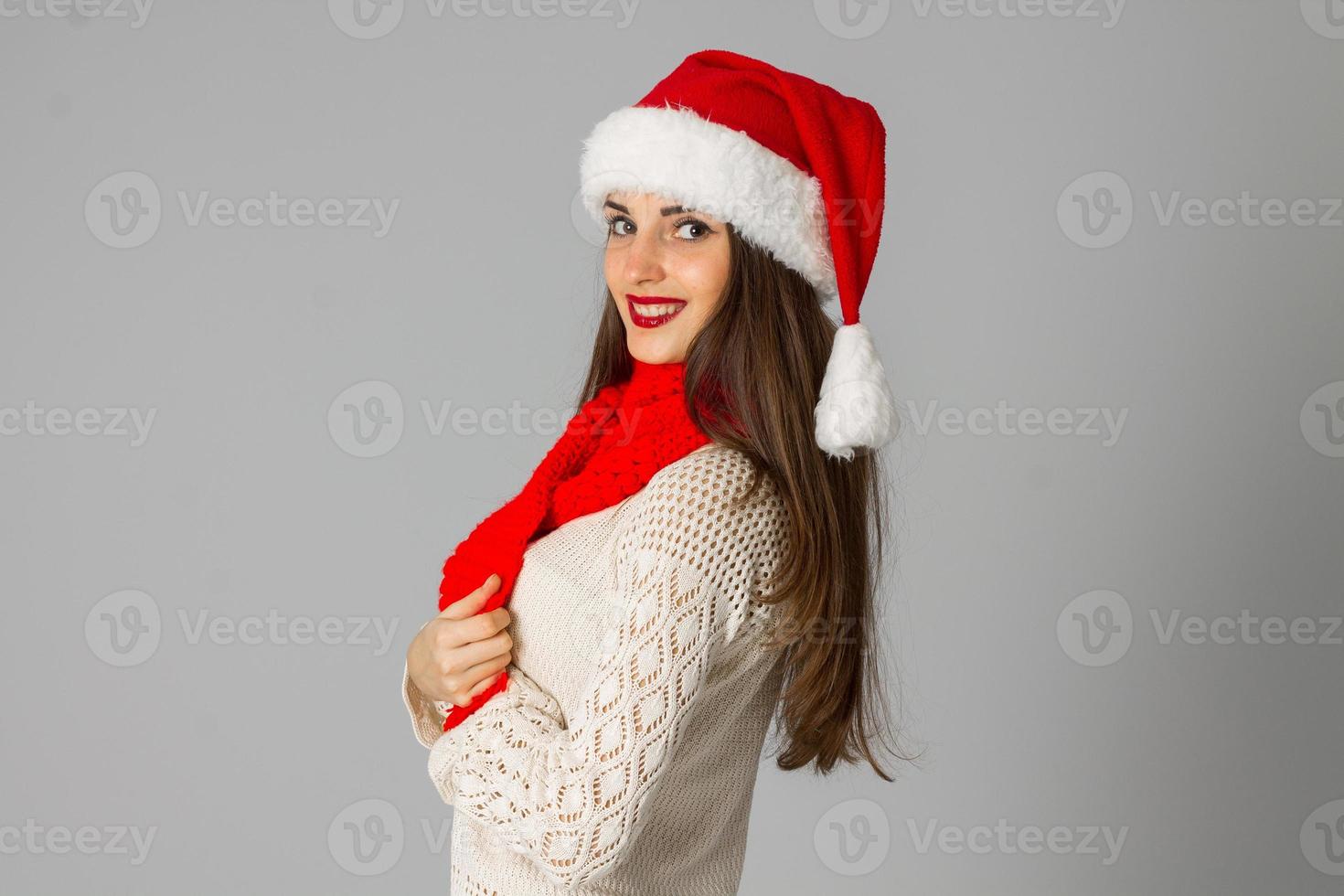 menina de chapéu de papai noel e lenço vermelho foto