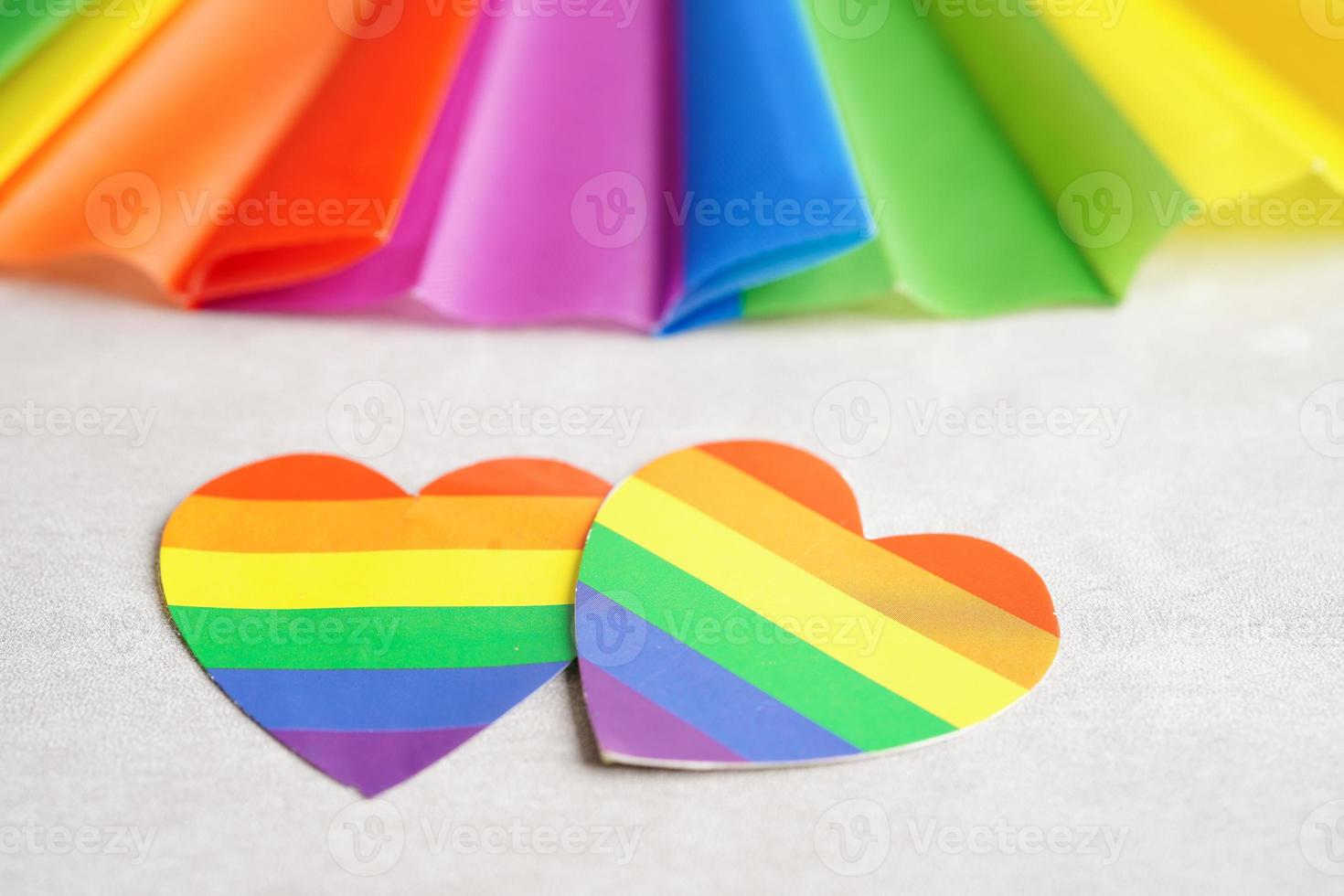 personagem de texto lgbt com coração de bandeira de arco-íris para símbolo do mês do orgulho lésbicas, gays, bissexuais, transgêneros, direitos humanos, tolerância e paz. foto