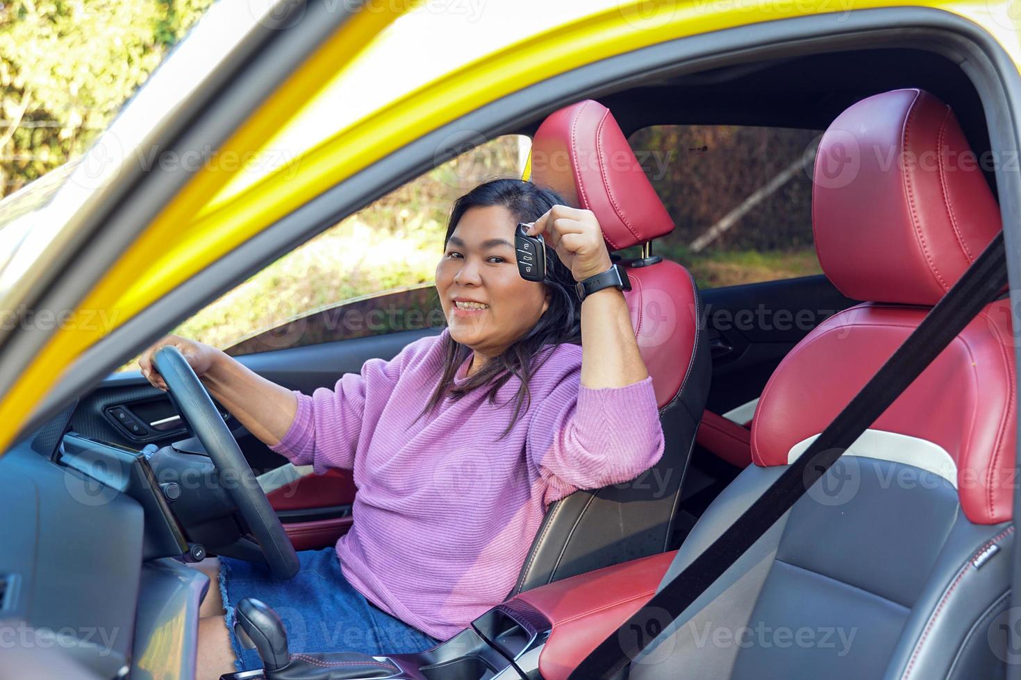 mulher asiática e carro segurando as chaves prontas antes de iniciar a viagem do conceito de carro, turismo, condução. e acessórios para carros. foco suave e seletivo. foto