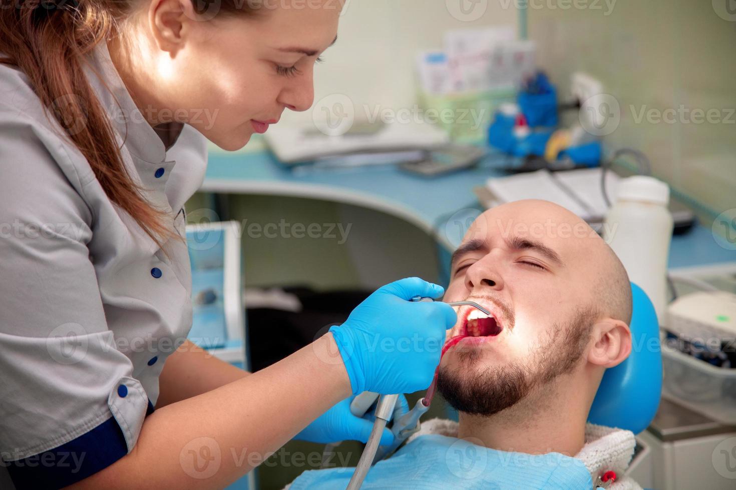 menino bonito trata os dentes em um consultório odontológico no médico foto