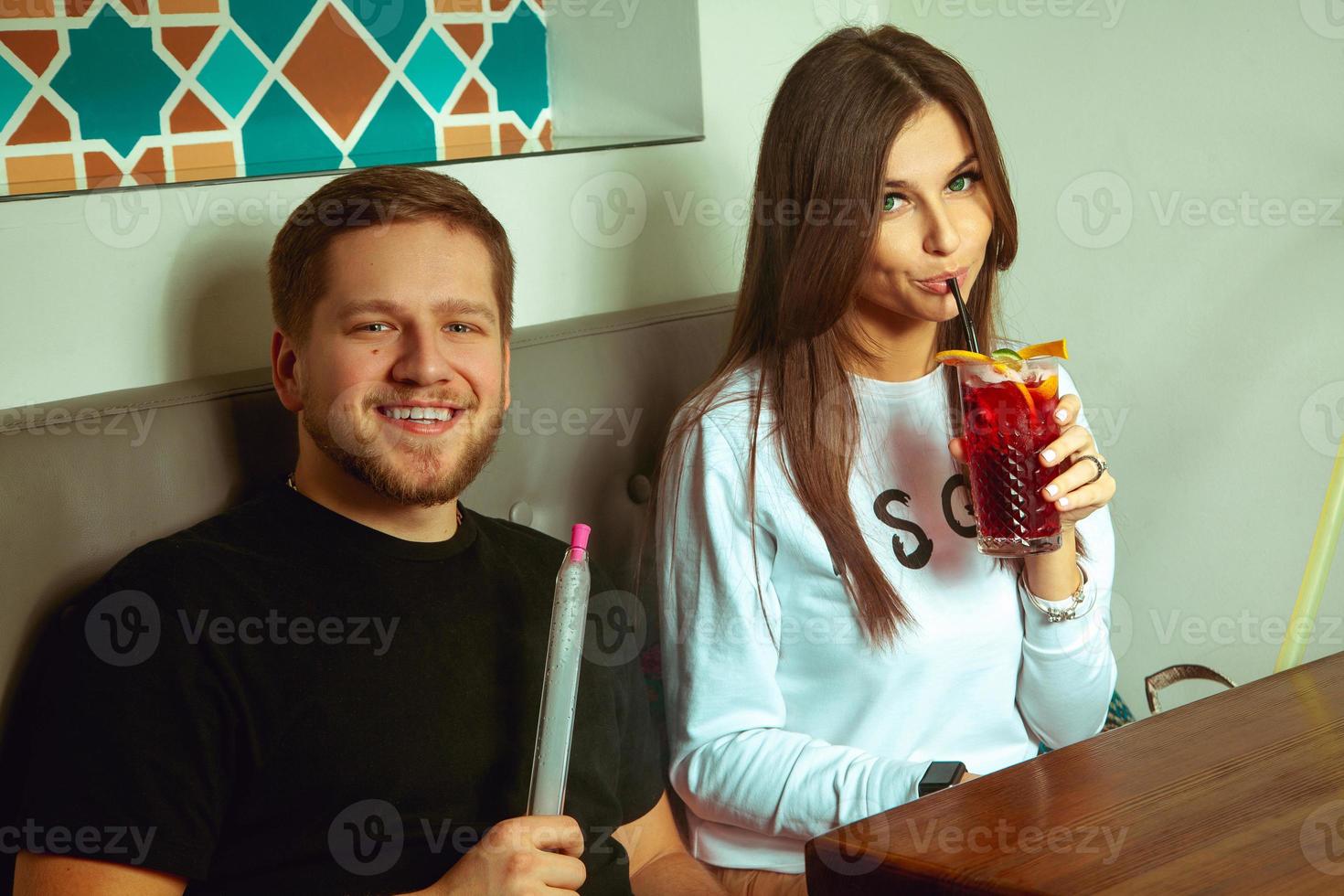 casal no café sorrindo para a câmera foto
