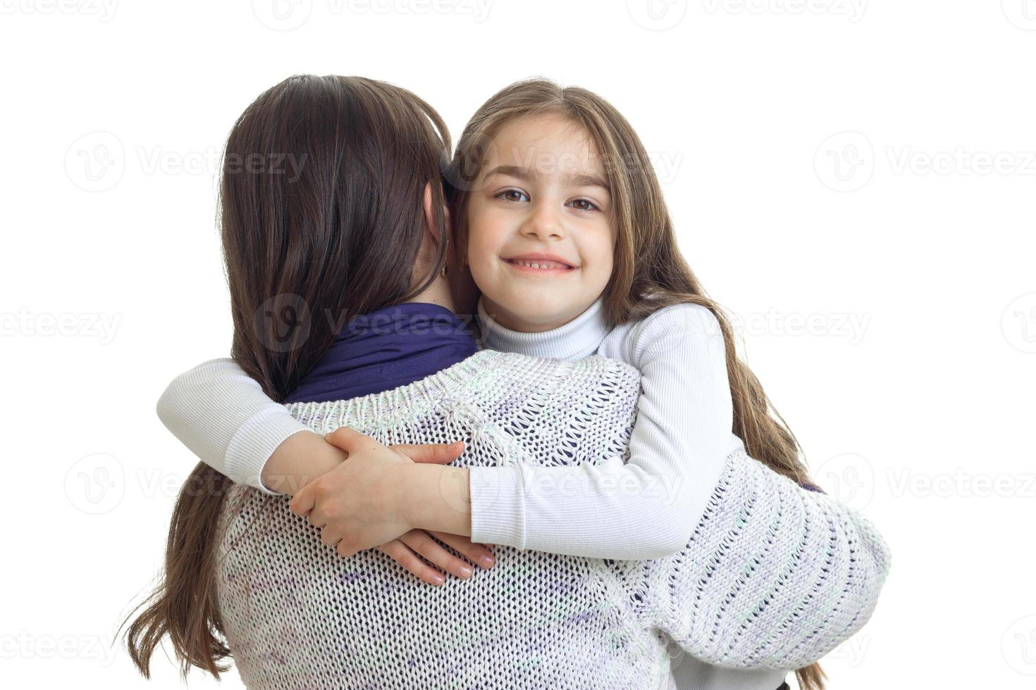 garota maravilhosa abraça sua mãe de volta e sorrindo foto