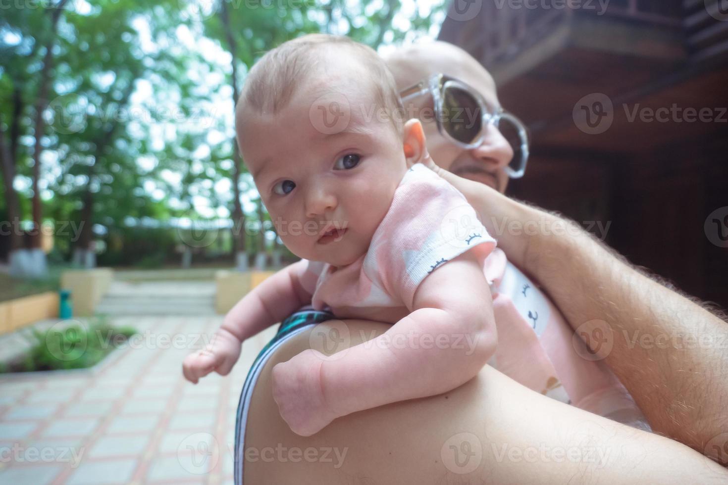 bebezinho fofo nos braços do papai foto