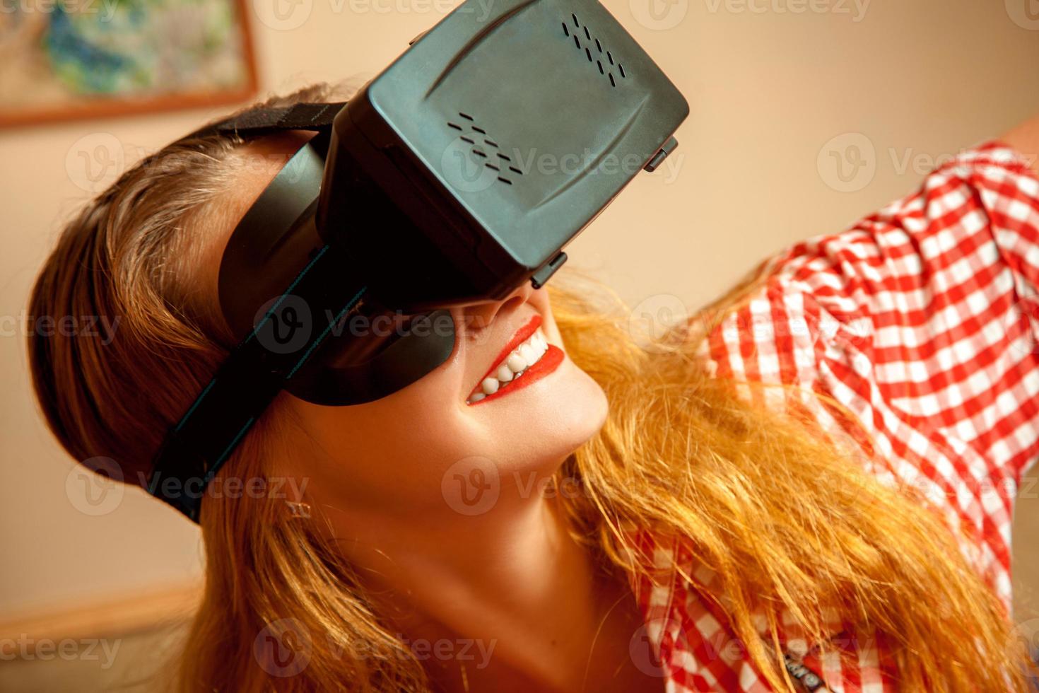 mulher no capacete de realidade virtual foto