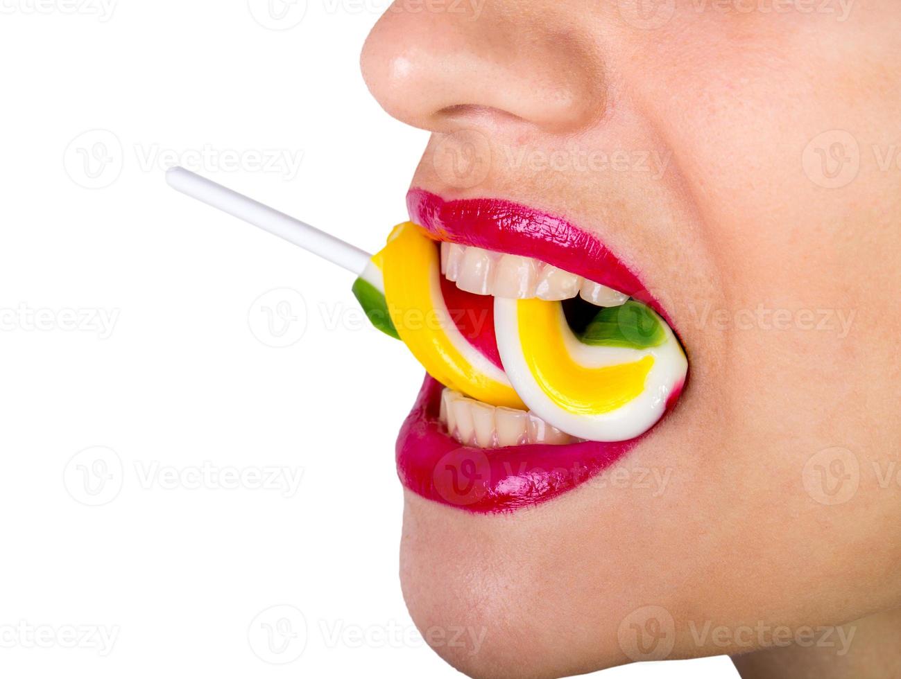 mulher sexy com lábios vermelhos segurando pirulito foto
