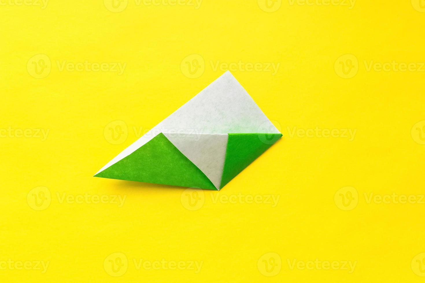 instruções fotográficas passo a passo como fazer sapo marcador de papel de origami. diy simples com conceito infantil infantil. foto