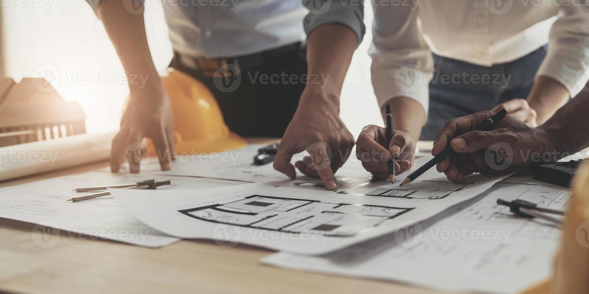 reunião de trabalho em equipe de engenharia, desenho trabalhando na reunião de projeto para o projeto que trabalha com o parceiro na construção de modelos e ferramentas de engenharia no local de trabalho, construção e conceito de estrutura. foto