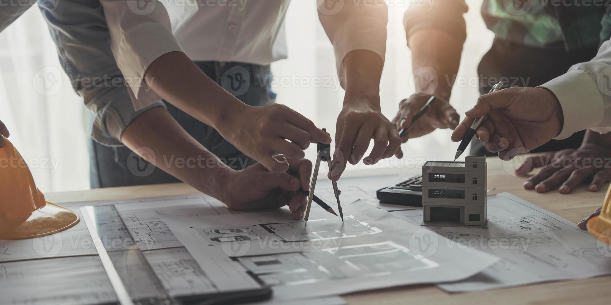 reunião de trabalho em equipe de engenharia, desenho trabalhando na reunião de projeto para o projeto que trabalha com o parceiro na construção de modelos e ferramentas de engenharia no local de trabalho, construção e conceito de estrutura. foto