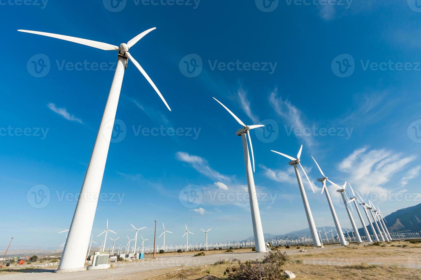 impressionante fazenda de turbinas eólicas no deserto da Califórnia. foto