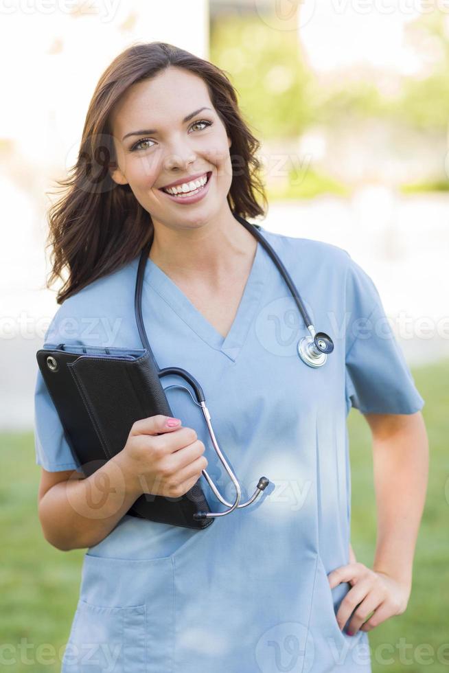 jovem adulta médica ou enfermeira segurando o touch pad foto