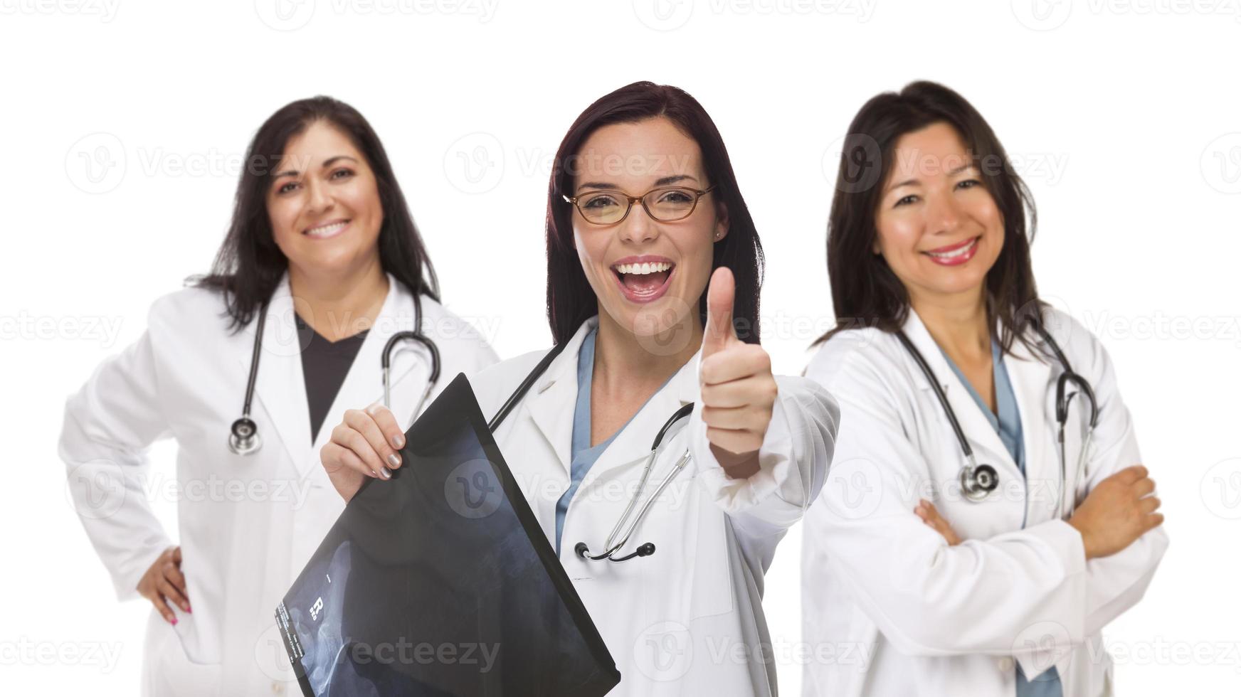 médicas ou enfermeiras hispânicas com polegares para cima segurando raio-x foto