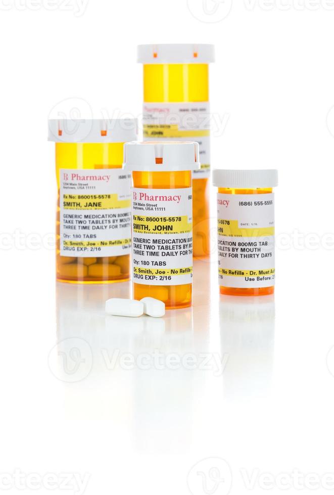 frascos de prescrição de medicamentos não proprietários e comprimidos isolados em branco foto