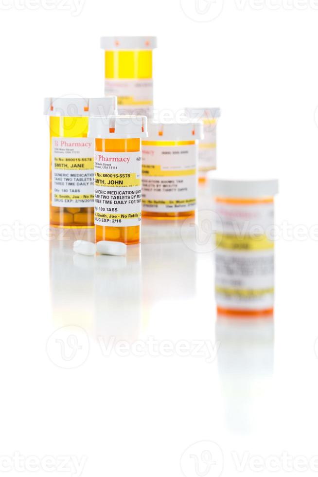 frascos de prescrição de medicamentos não proprietários e comprimidos isolados em branco foto