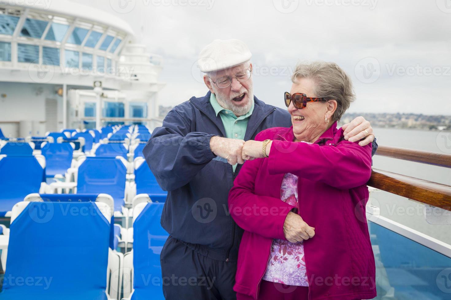 soco do casal sênior no convés do navio de cruzeiro foto