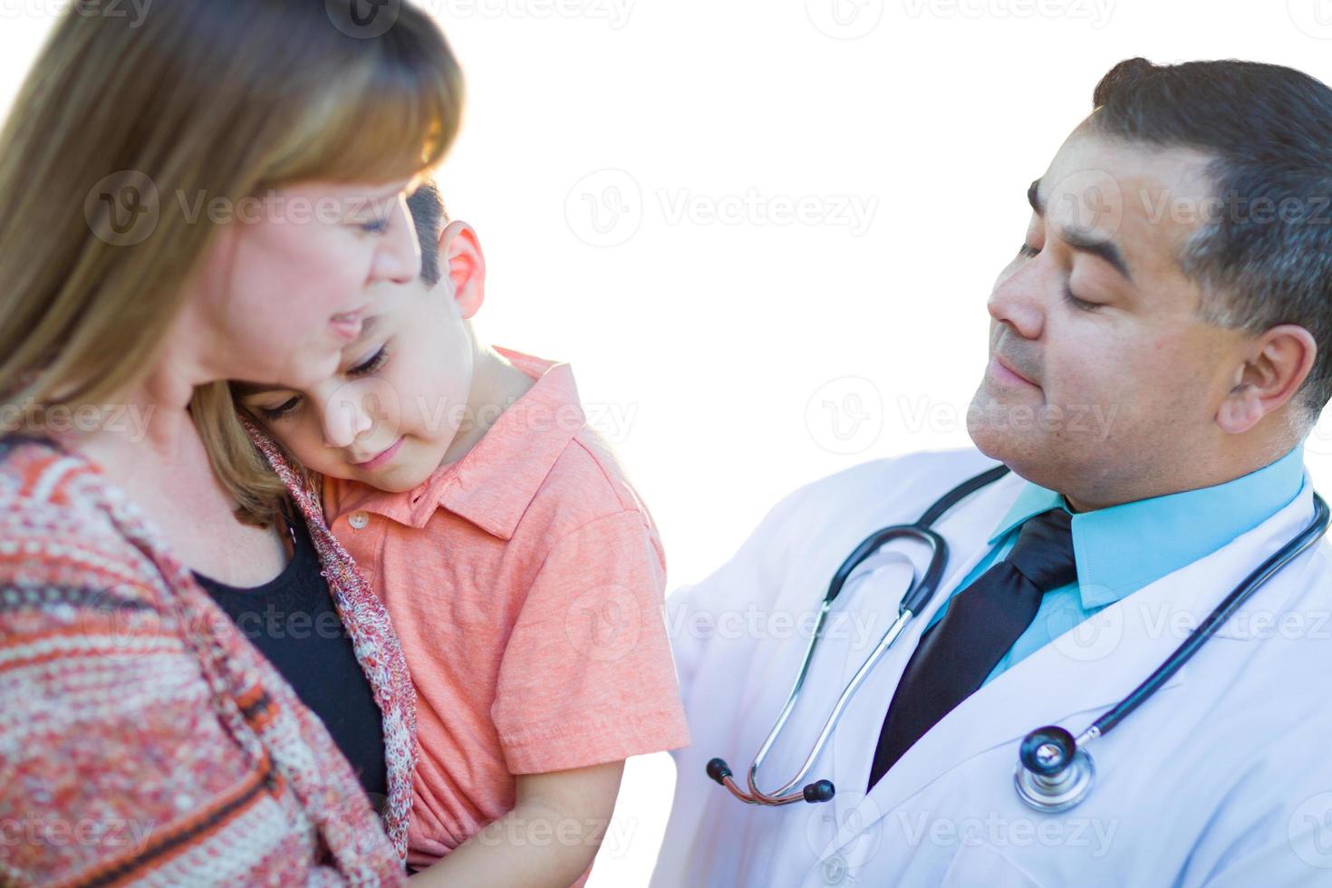 menino de raça mista, mãe e médico se divertindo com estetoscópio foto