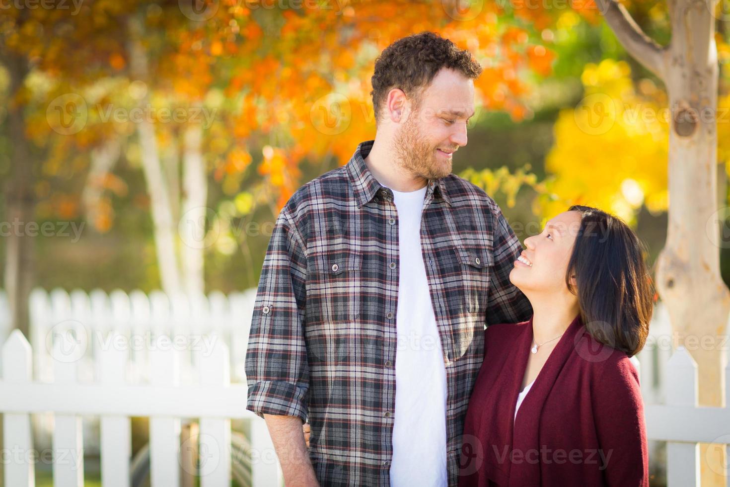 retrato de outono ao ar livre de casal adulto jovem chinês e caucasiano. foto