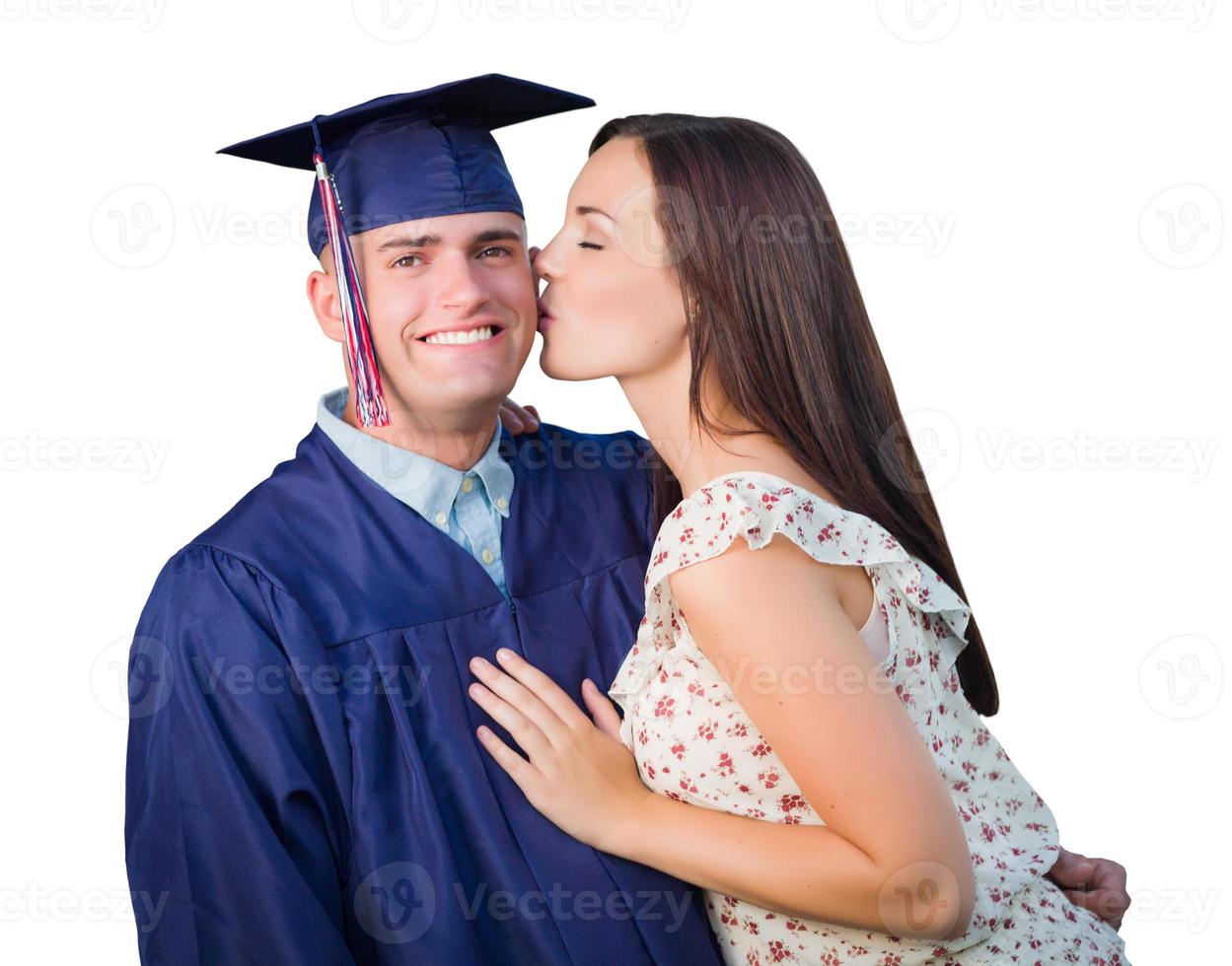 graduado masculino orgulhoso em boné e vestido com menina bonita isolada no branco foto