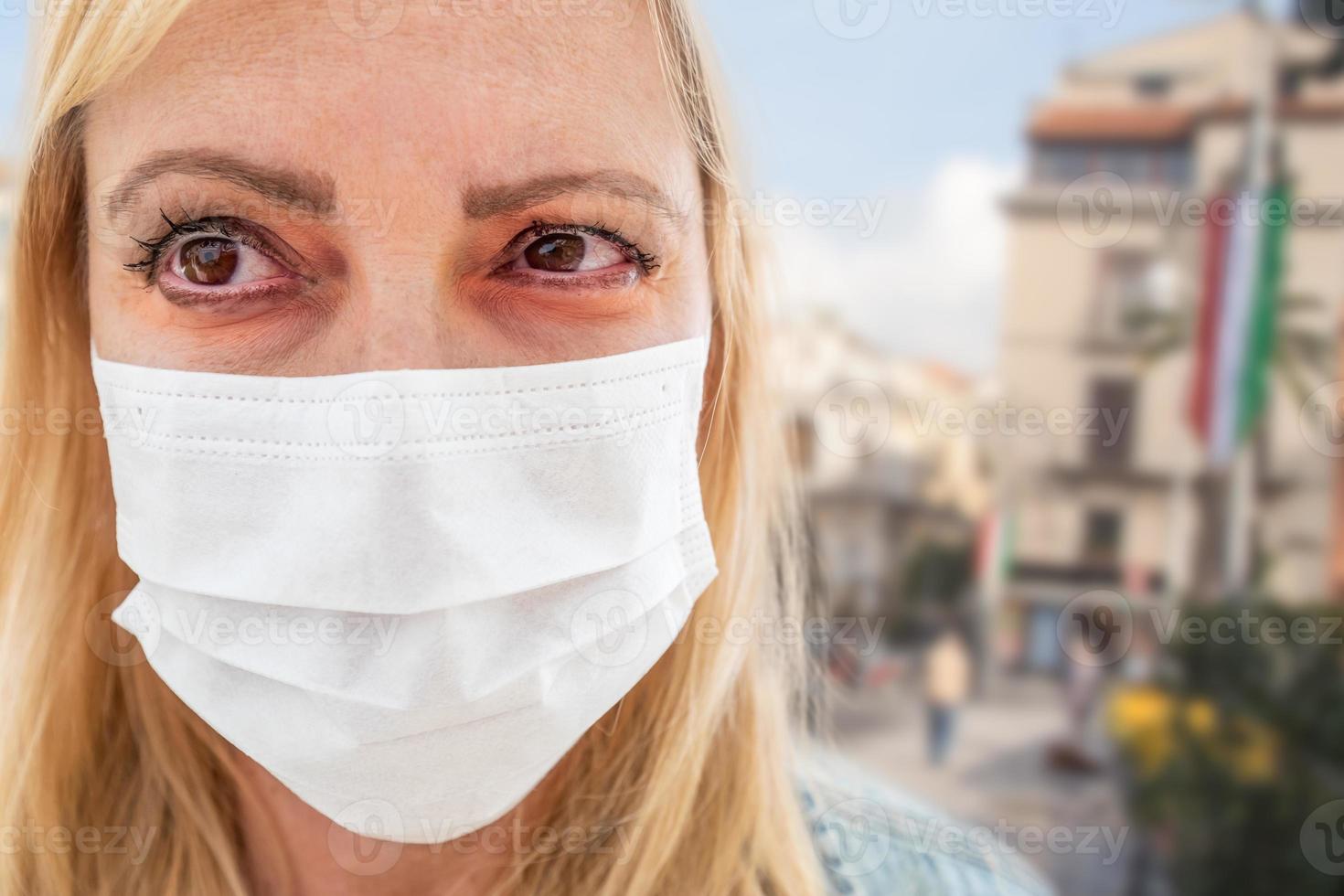jovem infectada doente usando máscara facial caminha na rua na Itália foto