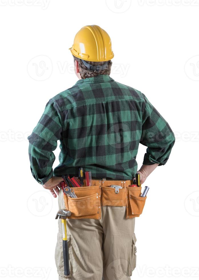 empreiteiro masculino com capacete e cinto de ferramentas olhando para longe isolado um fundo branco. foto