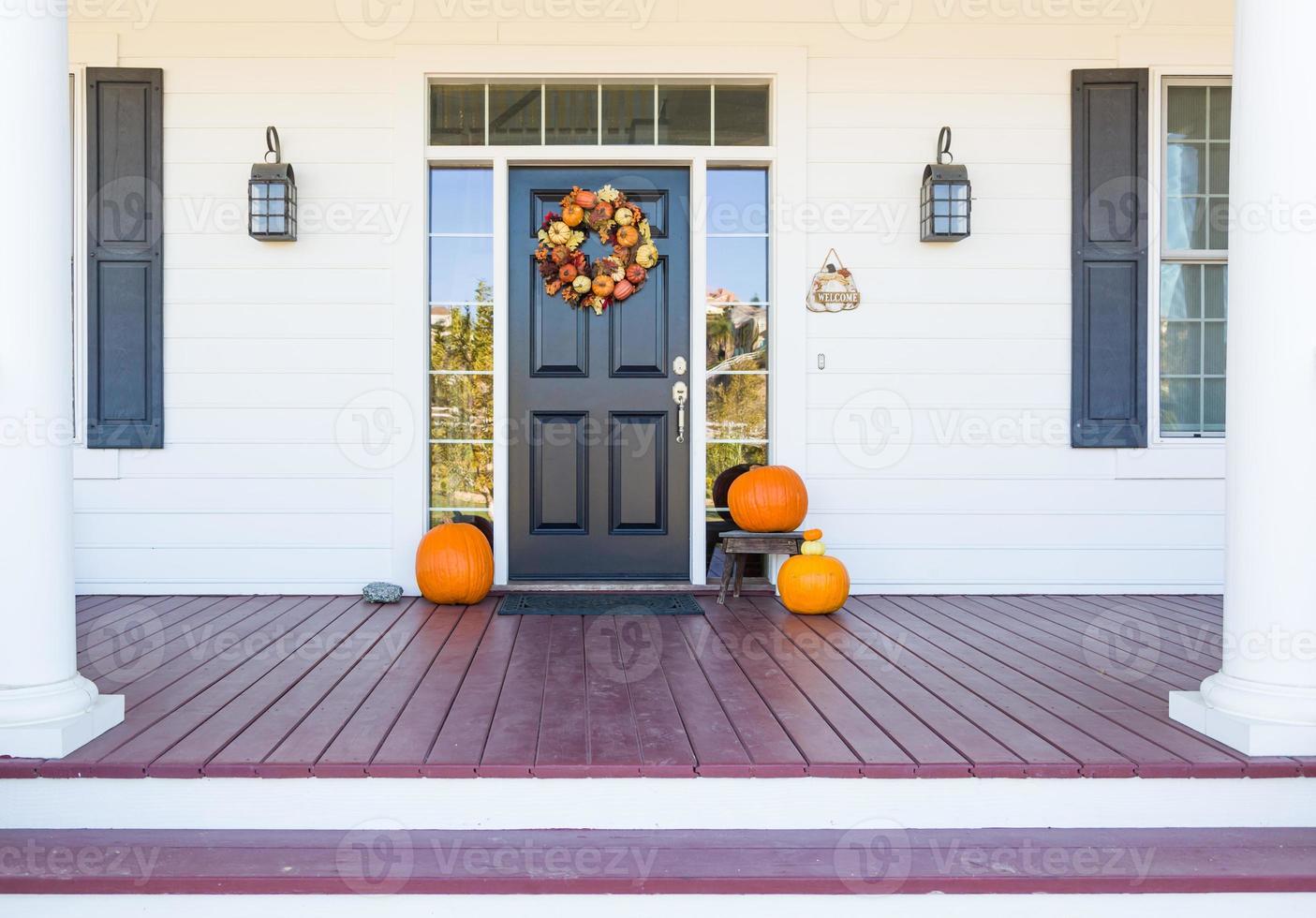decoração de outono adorna bela entrada para casa foto