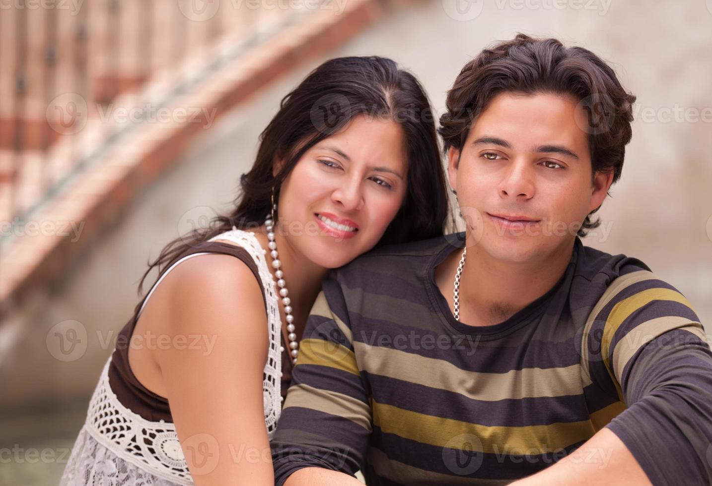 atraente casal hispânico retrato ao ar livre foto